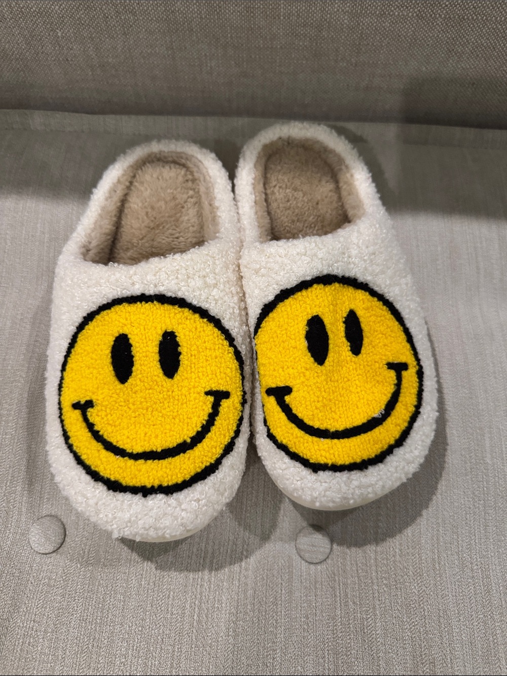 Cream Smiley Face Slippers - NWT - Small (6)